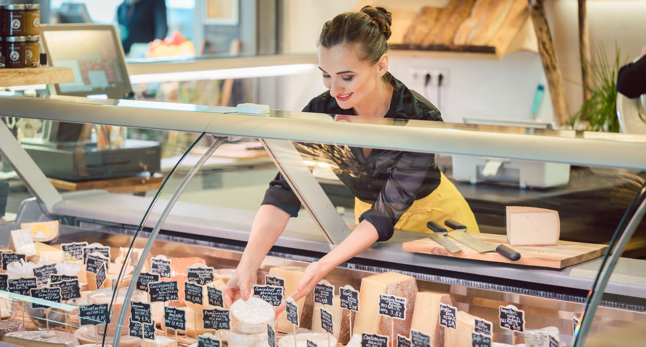 Limpeza de vitrine de alimentos: 4 dicas para mantê-la impecável